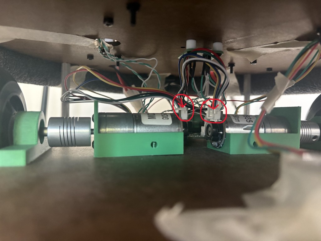 Robot 1 motors with red arrows marking where the white plastic connectors plug into each motor